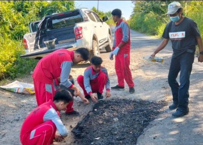 Siswa SMKN 1 Seluma Turun Tangan Tambal Lubang di jalan Demi Keselamatan