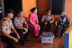  Datangi Rumah Purnawirawan dan Warakawuri, Kapolres Seluma Salurkan Bantuan 