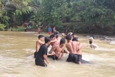 Pasca Banjir, Akses ke Desa Simpang Tertutup Batu, Warga Gotong Royong Bersihkan Jalur Sungai