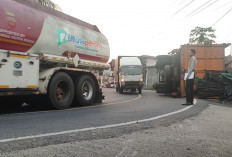 Oleng Truk Fuso Muatan Biskuit, Terbalik di tTikungan Bunga Mas Seluma