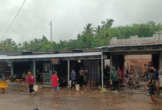 Pasca Kebakaran Ruko di Pasar Tais, Warga Gotong Royong Bersihkan Puing Meski Diguyur Hujan