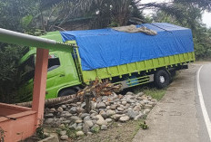 Sopir Truk Fuso Masuk Siring, Nyaris Seruduk Rumah