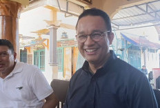 Anies Baswedan Terima Celengan Ayam sebagai Kenang-Kenangan dari Film GJLS 