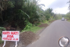 Material Bertumpuk Pinggir Jalan Lintas, Masyarakat Diminta Hati-hati