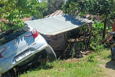 Elak Fuso, Ayla Tabrak Pengendara Motor dan Warung Manisan