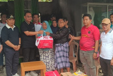 Diguyur Hujan, Bupati dan Wakil Bupati Seluma, Salurkan Bantuan Sosial Korban Kebakaran Ruko Pasar Tais