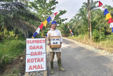    Pakai Metode Kotak Amal Masjid, Kakek 74 Tahun di Seluma Bangun Jalan Seorang Diri 
