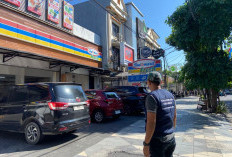 Kisah Jukir Resmi Minimarket Surabaya: Gaji Sesuai UMK, Tapi Hanya Sekali Terima