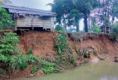 Abrasi Sungai Air Talo Kecil, Belasan Rumah Penduduk Tebat Sibun Terancam Longsor