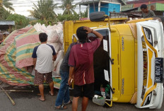 Overload, Truk Bermuatan Sekam Padi Terguling di Simpang Fly Over Seluma, Sopir dan Kernet Selamat