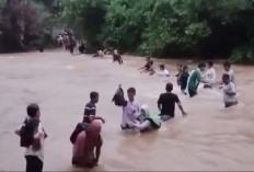 Jembatan Tak Kunjung Diperbaiki, Pelajar dan Warga Simpang Tantang Maut, Lintasi Sungai Menggunakan Tali