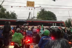 KA Bandara Tertemper Truk, Perjalanan KRL Dihentikan Sementara