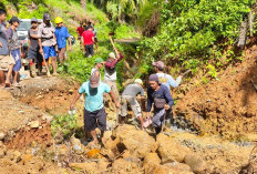 Tak Ada Anggaran, Perbaikan Jalan Talang Rami Dilakukan Secara Gotong Royong