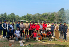 Pemdes Talang Alai Gotong Royong Bersihkan Lapangan Sepak Bola Bersama Mahasiswa KKN UNIB