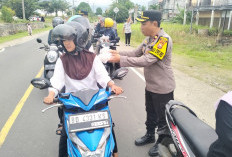 Kapolres Seluma Bersama Awak Media, Bagikan Takjil Kepada Pengguna Jalan