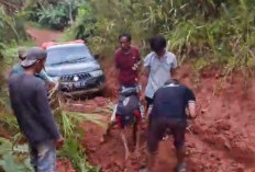 Terisolir Akibat Jalan Rusak, Warga Tiga Desa di Seluma Utara Swadaya Perbaiki Akses