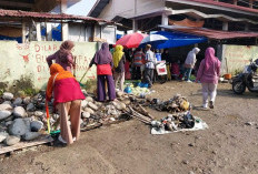 Libur Hari Raya Idul Fitri, Petugas Kebersihan Sapu Jalan Tetap Kerja