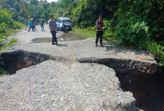  Jembatan Sekunyit, Amblas Diterpa Hujan 