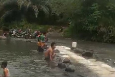 Tak Kunjung Dibangun, Warga Simpang Gotong Royong Bangun Jalan Penyebrangan Motor di Sungai