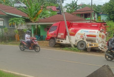 Ngantuk, Truk Pertamina Tabrak Lampu Traffic Light Hingga Nyaris Hantam Rumah Warga Seluma