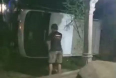 Diduga Ngantuk, Carry Pick Up Terguling Hingga Nyaris Tabrak Rumah Warga Seluma