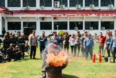 Sangat Bermanfaat, Linmas Desa Dibekali Teknik Memadamkan Api