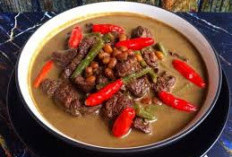  Brongkos, Semur Daging Sambal Kacang Khas Yogyakarta yang Kaya Rempah