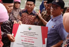  Mendes Serahkan Bantuan Dana Bagi Pengembangan Usaha Desa dan Pariwisata