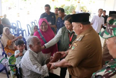 196 Orang Terima Bantuan Atensi Tahap 2 di Bengkulu Selatan, Wabup H.Rifai Serahkan Bantuan