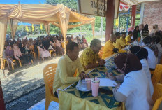 Peringati HUT ke-61, DPD Golkar Seluma Gelar Bazar Sembako Murah dan Cek Kesehatan Gratis