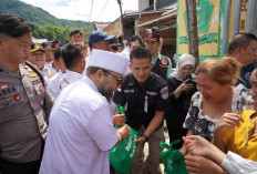   Gubernur Bengkulu Salurkan Bantuan ke Korban Banjir Bandang di Lebong