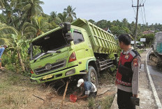 Truk Fuso Hino Gagal Menanjak, Nyungsep ke Siring