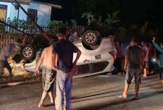 Diduga Mengantuk, Avanza Tabrak Tiang Listrik hingga Terbalik di Seluma