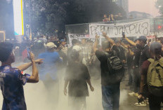  Demo Tolak MBG di Patung Kuda Ricuh: Massa Bakar Sampah Disemprot APAR oleh Polisi