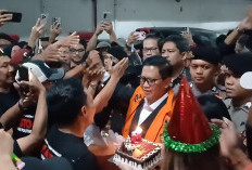 Tiup Lilin Ulang Tahun Pakai Borgol dan Rompi Tahanan, Momen Hasto di KPK Jadi Sorotan