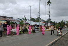 Polsek Talo, Bagikan Takjil di Jalan Raya untuk Masyarakat Penggunan Jalan