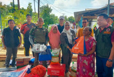 Bupati Serahkan Bantuan Sembako dan Peralatan Bangun Rumah Paca Bengkel Rumah Warga Mela Terbakar