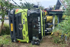 Kecelakaan Tunggal, Truk Hino Muatan Motor Yamaha Terguling di Masmambang