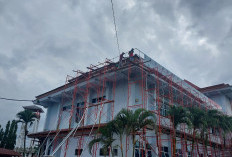 Nekat, Pekerja Rehabilitasi Kantor Bupati Seluma di Ketinggian, Tanpa Pengaman