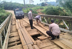 Bersama Warga, Anggota Polsek Talo, Perbaiki Lantai Jembatan Kampit