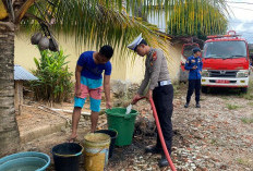 Atasi Kekeringan, Satlantas Polres Seluma Salurkan Air Bersih