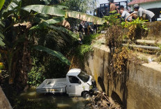 Ngebut Hingga Hilang Kendali, Daihatsu Grand Max Tabrak Pembatas Jalan dan Nyemplung ke Jurang