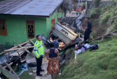 Lagi-lagi Sopir Mengantuk, Nissan Serena Tabrak Dua Rumah Warga di Seluma