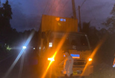 Elak Sepeda Motor, Toyota Agya Tabrak Truk Mitsubishi Fuso di Sendawar Seluma