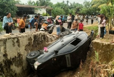 Elak Motor Menyalip di Tikungan, Toyota Avanza Veloz Nyungsep ke Parit