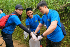   FIFGROUP Ajak Karyawan Trekking, Kumpulkan 240 Kg Sampah dan Resmikan 4 Toilet Umum