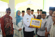  Bupati Seluma Safari Ramadan di Semidang Alas Maras, Serahkan Bantuan Masjid 