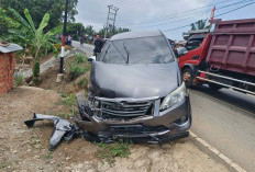 Elak Sepeda Motor, Pengemudi Innova Malah Hantam Truck