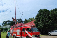 Jelang HUT RI ke-80, Damkar Seluma Siap Bantu Cek dan Perbaiki Tiang Bendera Kecamatan