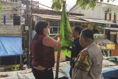 Polisi Tertibkan Bendera Ormas Terpasang Ilegal di Tanah Abang Jakpus